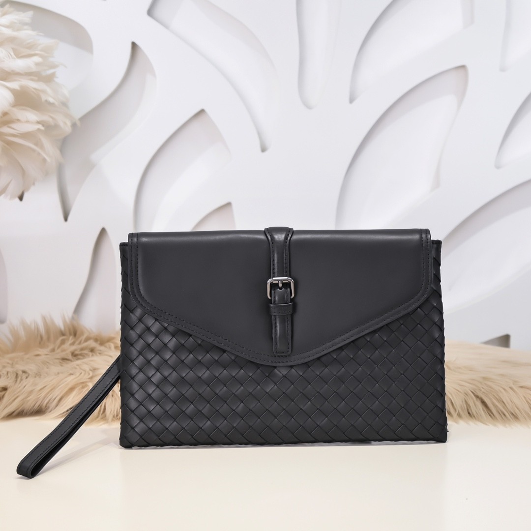 【BOTTEGA VENETA 寶緹嘉】Intrecciato 扣帶信封手拿包｜黑色編織 × 真皮拼接 × 義式簡約風