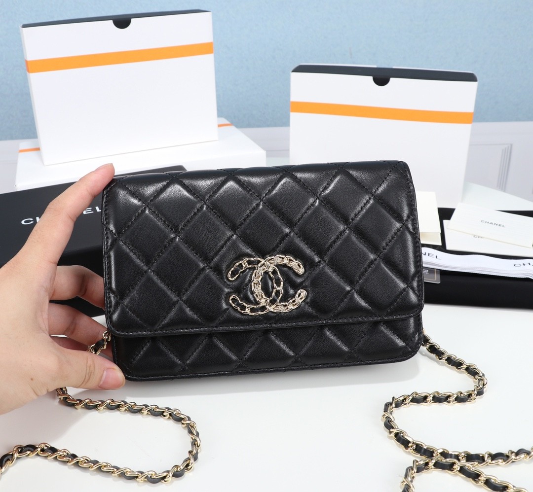 【CHANEL 香奈兒】經典菱格鏈條皮夾包 WOC｜黑色羊皮 × 金鍊雙C標誌 × 優雅百搭小香風