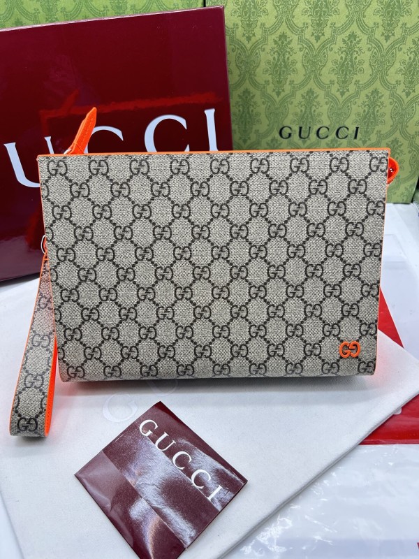 【GUCCI 古馳】GG Supreme 霓虹橘邊手拿包｜經典雙G帆布 × 螢光撞色設計 × 時尚收納包