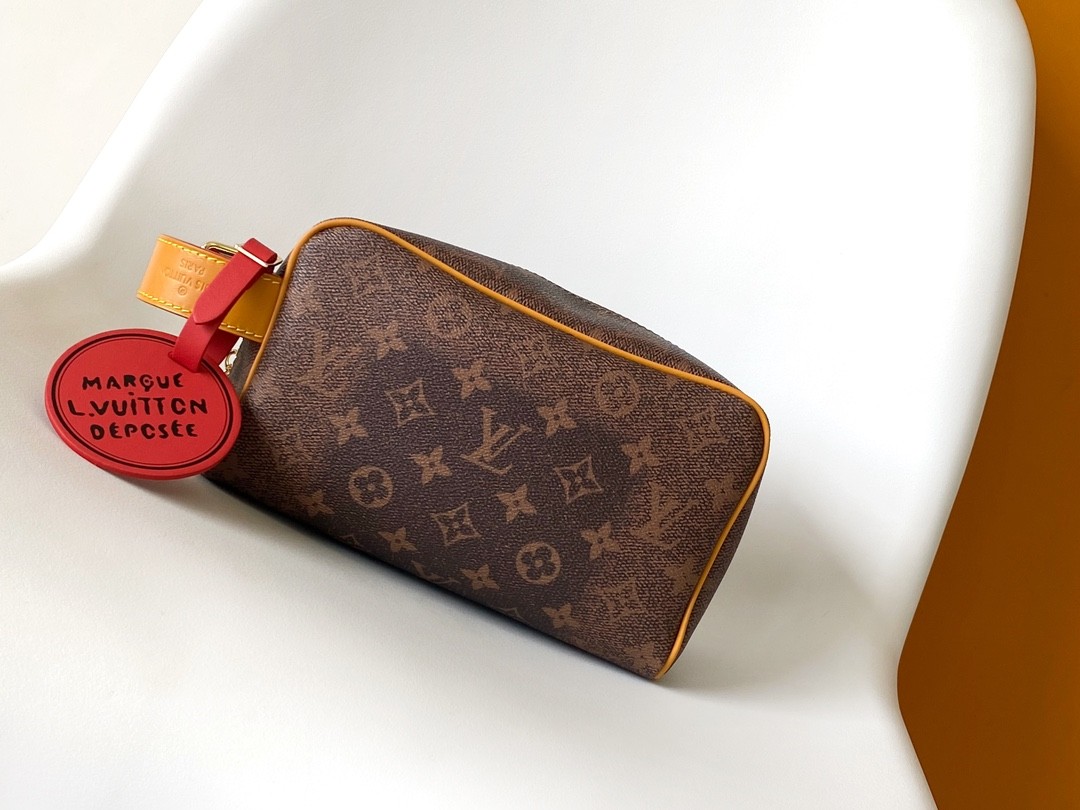 【LOUIS VUITTON 路易威登】Monogram 經典棕旅行盥洗包｜黃邊飾條 × 紅標吊飾 × 復古設計