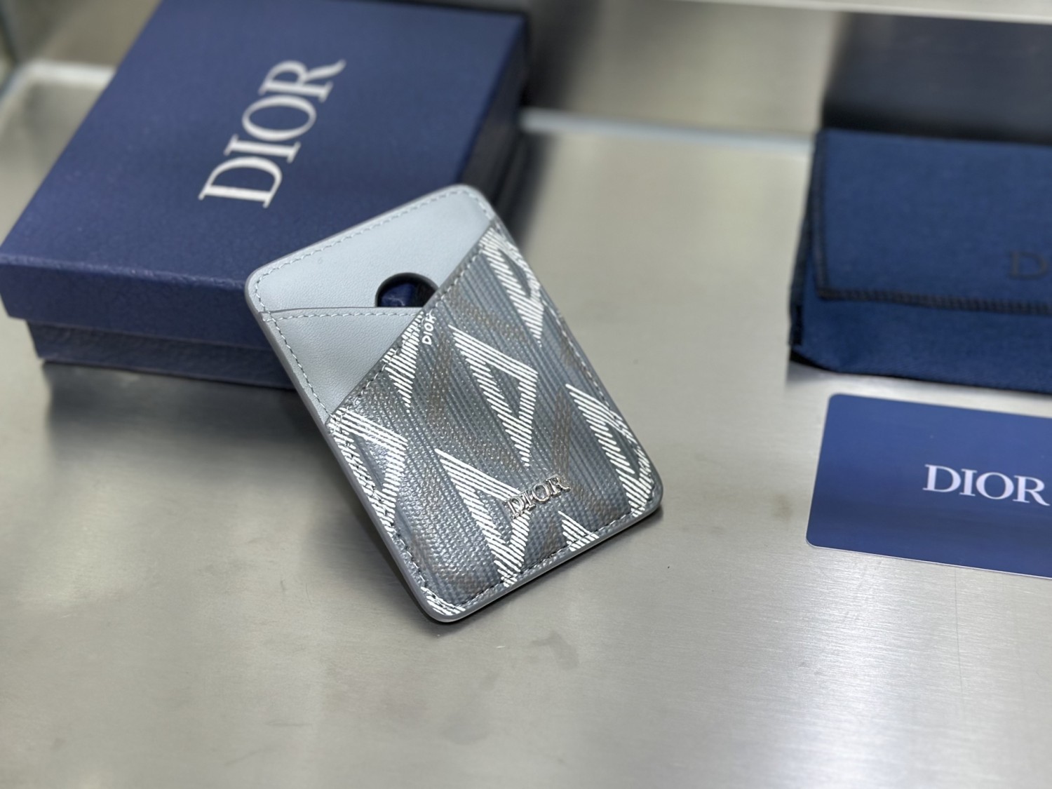 【Dior 迪奧】Oblique 卡夾（灰銀款）｜灰色小牛皮，幾何印花，Dior字母Logo