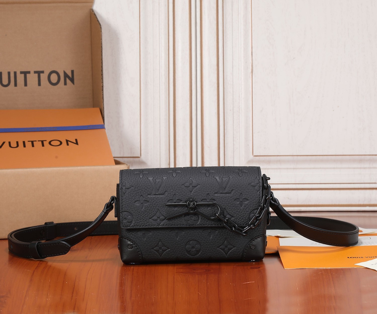 【LOUIS VUITTON 路易威登】Utility Crossbody 壓紋斜背包｜全黑 Monogram × 黑鏈細節 × 中性簡約風