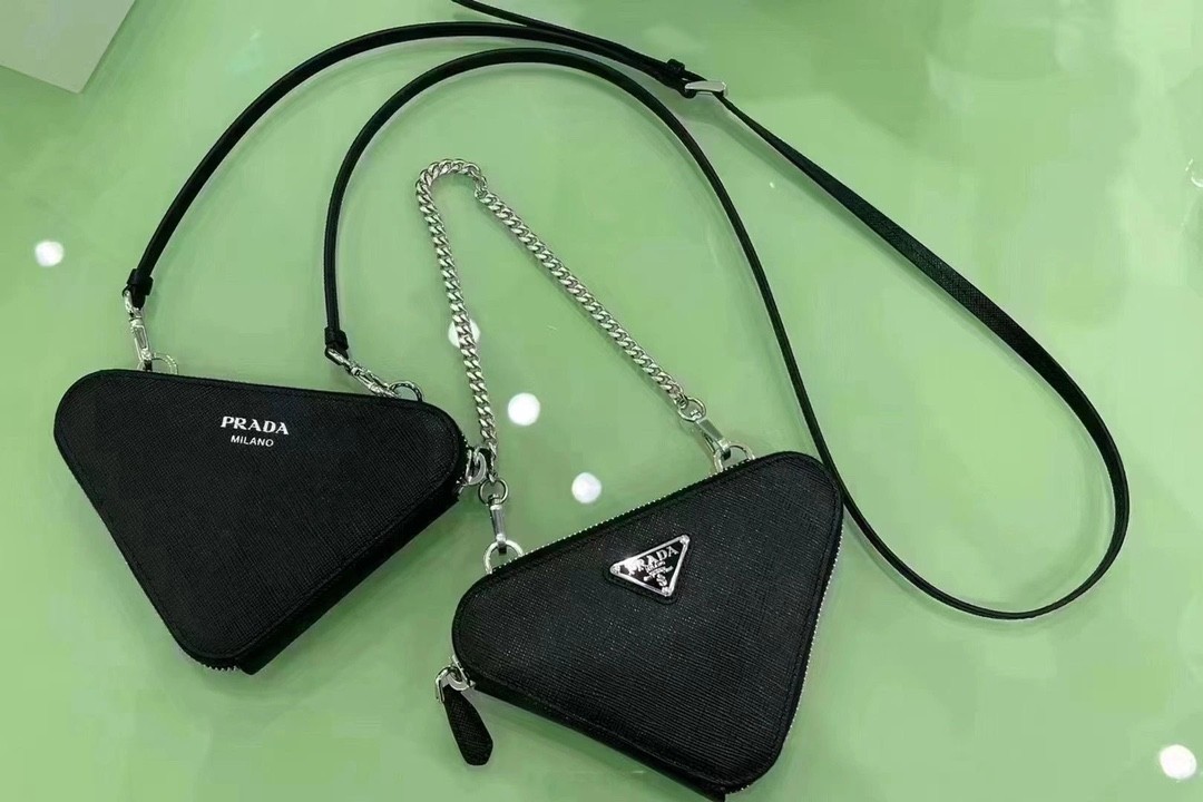 【PRADA】三角 Logo 皮革造型包｜經典 Saffiano 材質 × 銀鏈細節 × 雙層收納設計