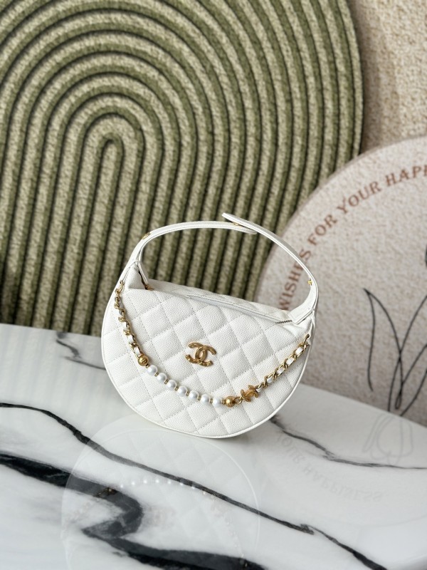 CHANEL 香奈兒 Pearl Crush Half Moon Bag 珍珠半月包（白金款）