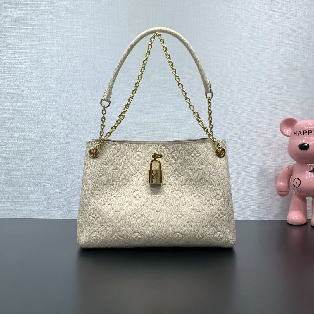【Louis Vuitton】LockMe Ever 輕奢托特包｜柔霧奶油米 × 壓印 Monogram × 金鍊肩背設計